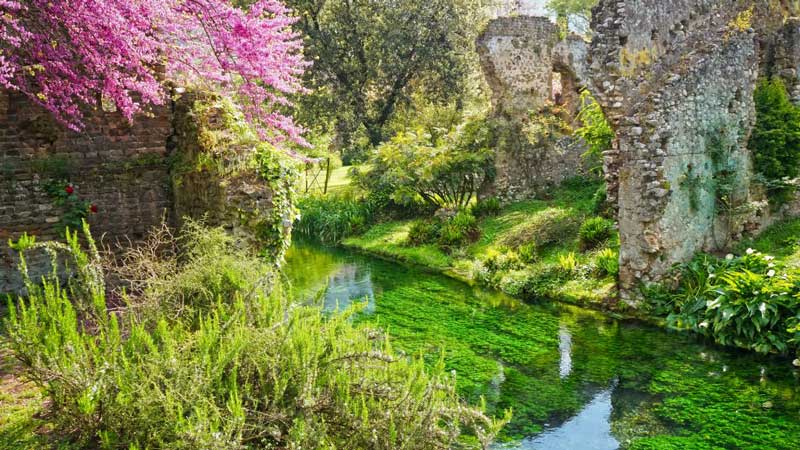 Ninfa-trädgård och Sermoneta